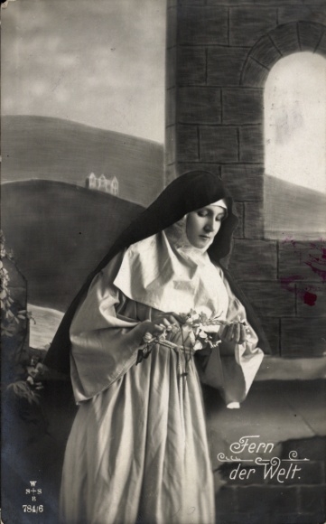 Postcard Far from the world, nun