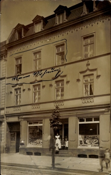 Photo: Letmathe, Iserlohn in the Märkischer Kreis district, commercial building, shop window, woman with children