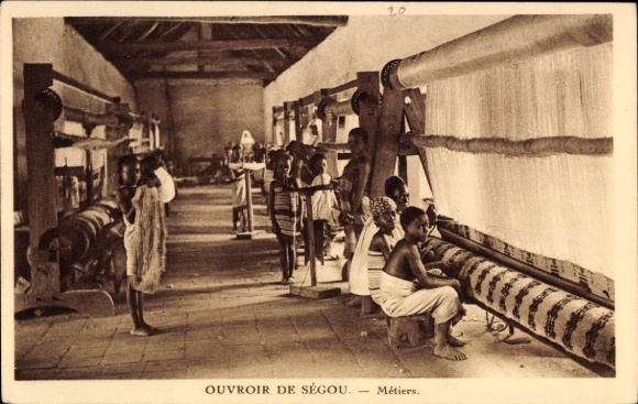 Postcard Ségou Mali, Ouvroir, Métiers, carpet weavers, children, looms