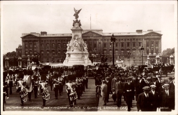 Postcard London City England, Victoria Memorial, Buckingham Palace & Guards