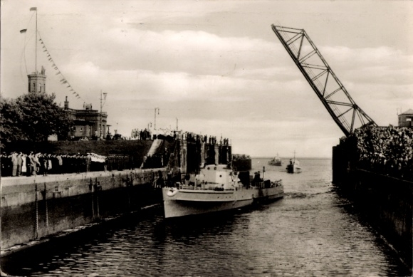 Postcard Wilhelmshaven in Lower Saxony, arrival of the first ships of the German Navy, 1956