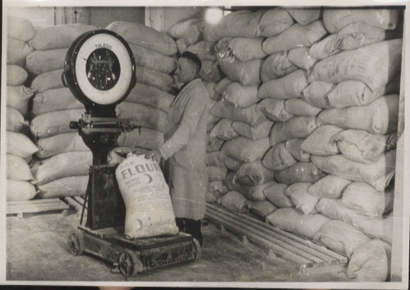 Original photo Berlin Weißensee, district office, warehouse, flour sack, scales, around 1948