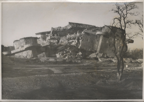Original photo Berlin Friedrichshain, bunker complex in Volkspark Friedrichshain, around 1946, approx. 12x17 cm