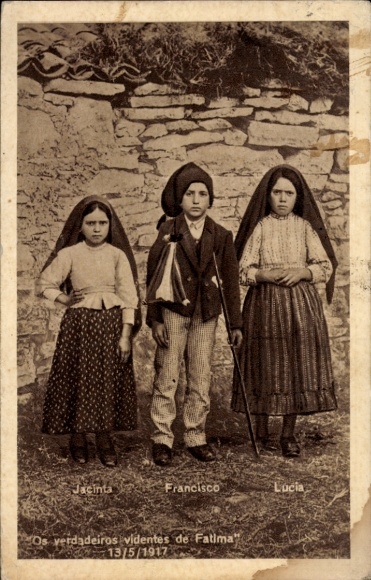 Postcard Fatima Portugal, children in traditional dress, the true visionaries