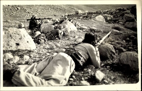 Photo Postcard Iran, men with rifles and bazooka, Komalah