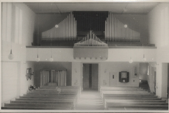 Original photo Berlin Schmargendorf, Salvator Church, interior view with a view of the organ, around 1948