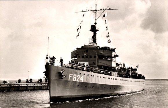 Postcard Dutch warship, Hr. Ms. fregat Willem vd Zaan F824