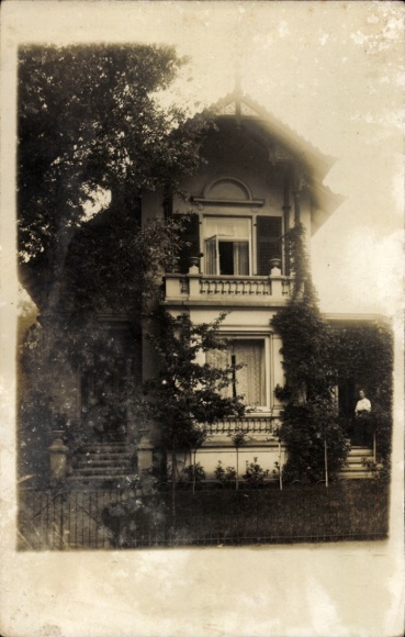 Postcard Hamburg Altona Othmarschen, house with garden, person on the veranda, no personalities si