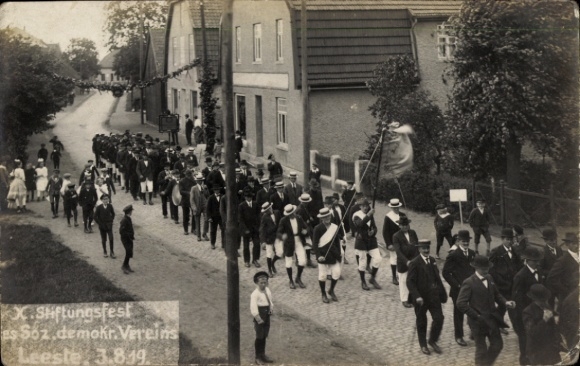 Photo: Postcard Leeste Weyhe Lower Saxony, 10th Anniversary Celebration of the Social Democratic Association, Parade 1919