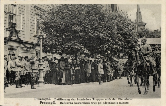 Postcard Przemyśl Poland, defile of the Bavarian troops after the capture