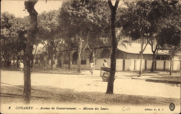 Postcard Conakry Guinea, Avenue du Gouvernement, Mission des Saurs, trees, people