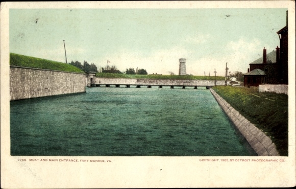 Postcard Hampton Virginia USA, Fort Monroe, moat and main entrance