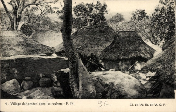 Postcard Dahomey Benin, village between rocks