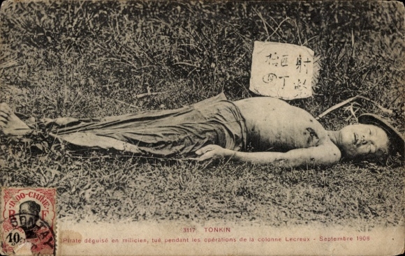 Postcard Tonkin Vietnam, Pirate déguisé en milicien, tué, pendant les operations de la colonne Lecreux