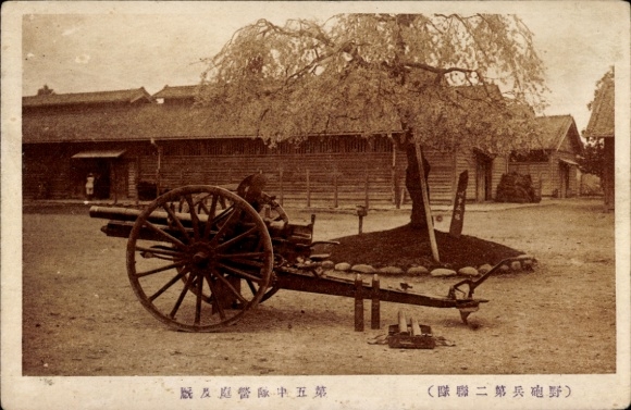 Postcard Japanese gun, wooden barracks