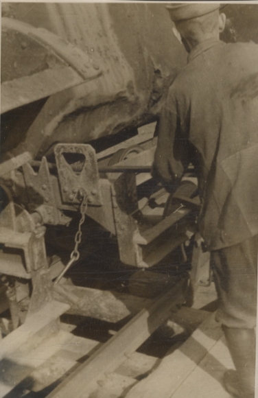 OFoto Berlin Lichtenberg, Klingenberg power plant, workers, transport railway, around 1946, approx. 12x17 cm