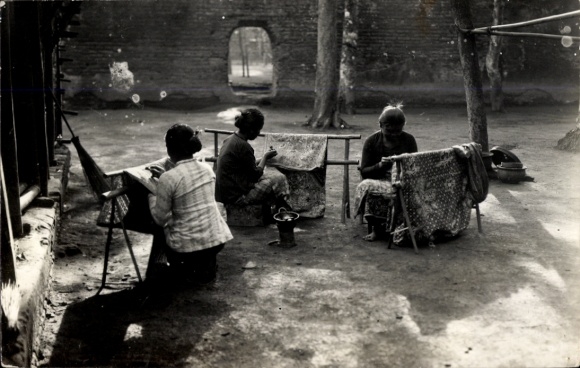 Photo: Postcard Peshawar, Pakistan, carpet weavers