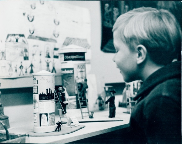 Photo Built and admired by children, handicraft competition of the Süddeutsche Zeitung, advertising pillar