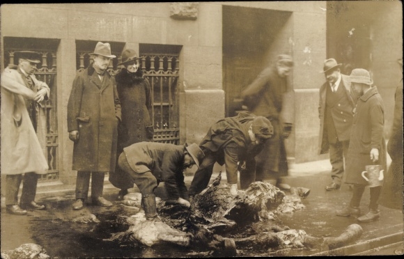 Photo Postcard Dead horse in a village is cannibalized