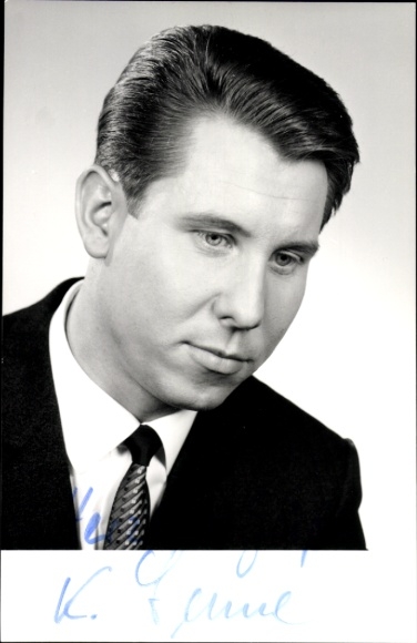 Photo of television presenter Karl Senne, portrait, autograph