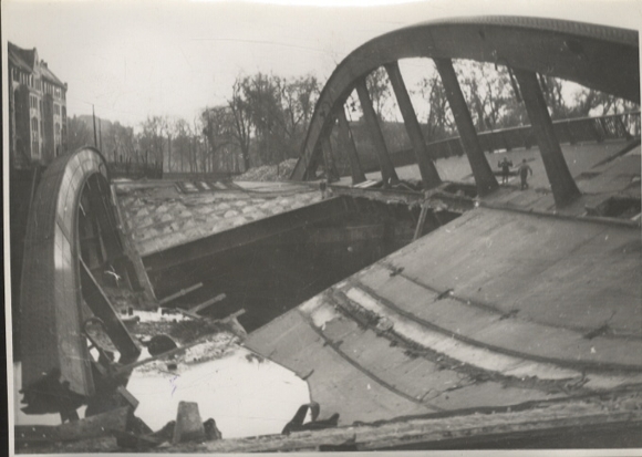 Original photo Berlin Charlottenburg, destroyed Palace Bridge, around 1945/46, approx. 12 x 17 cm