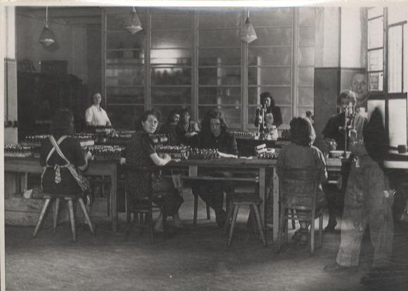 Original photo Berlin Kreuzberg, Oranienstraße 6, female employees of the Rogge company, around 1948