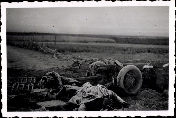Photo Battlefield near Martarjino ?, gun carriages, fallen soldiers