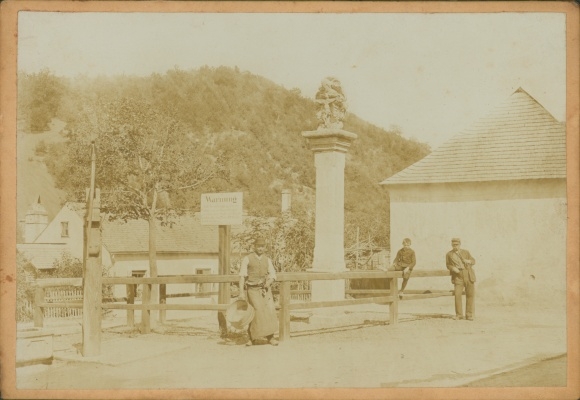 Photo Ortspartie, monument, warning sign, two men, cooper, boy, water pump