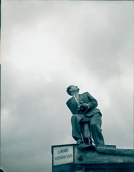Photo When the sun comes, rain comes, photographer on the roof of a liquor store