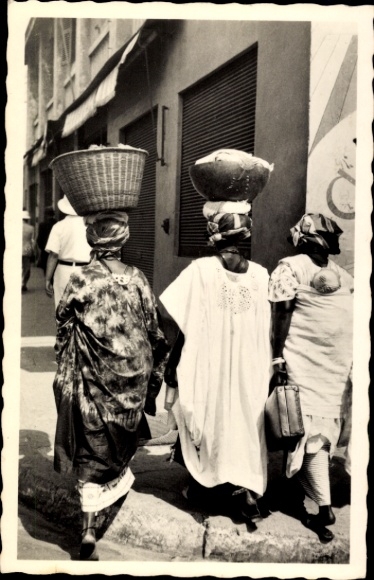 CPA Dakar, Sénégal, Marchandes quittant le marché