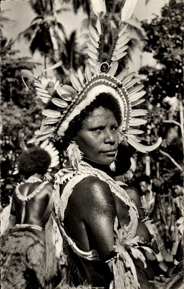 Postcard Papua New Guinea, Vedette d'une grande danse, Mission de Papouasie