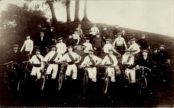 Photo: Cyclists, group photo, bicycles