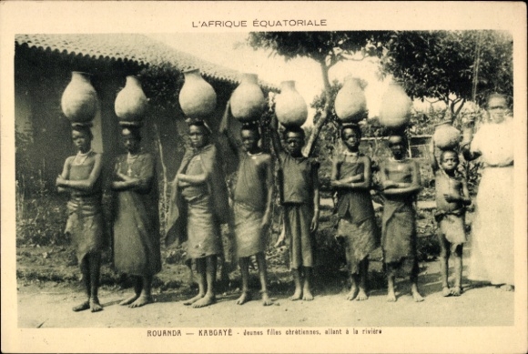 Postcard Kabgayé Rouanda Rwanda, Jeunes filles chrétiennes, allant à la rivière
