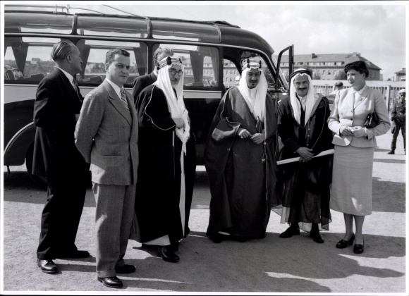 Photo Berlin, Bert Sass, Prince of Transjordan with entourage, group picture in front of a bus