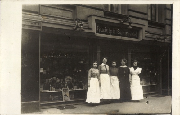 Photo Postcard Berlin Neukölln, Rudolph Schmiedel shop, Wissmannstr. 1, shop window, saleswomen