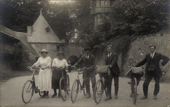 Photo: Rochsburg Castle, Lunzenau in Saxony, Rochsburg Castle, cyclists