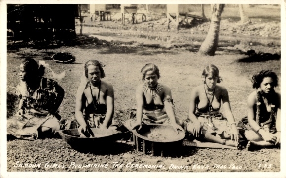 Postcard Samoa, Women at Work
