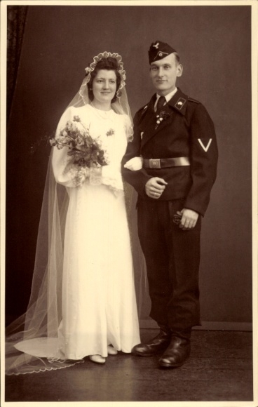 Photo from Berlin Neukölln, Wehrmacht soldier of the Panzer troops in uniform, with his bride, wedding