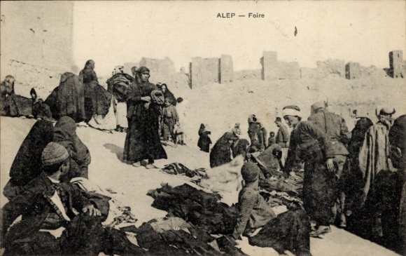 Postcard Aleppo Syria, scene at the market, locals
