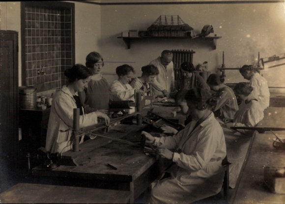 Photo Postcard Hamburg, women at work, workshop