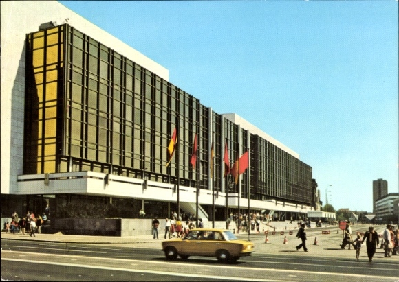 Postcard Berlin Mitte, capital of the GDR, Palace of the Republic, passers-by, car