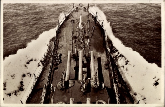 Postcard Italian warship, bow seen from above, guns