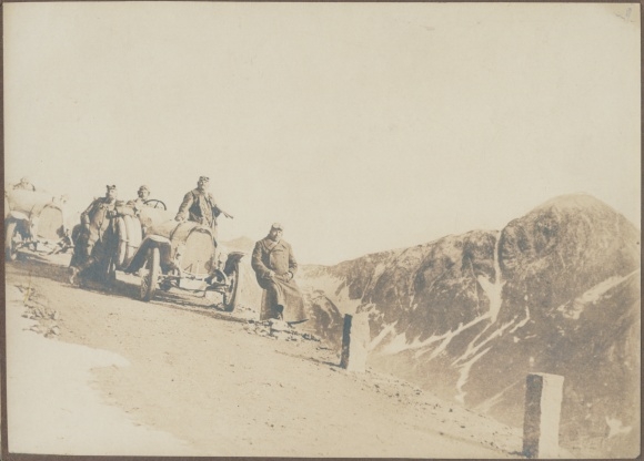 Photo Men with automobiles on a mountain road