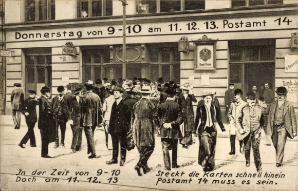 Postcard Berlin Mitte, Thursday from 9 - 10 on December 11, 2013. Post Office 14, Passers-by