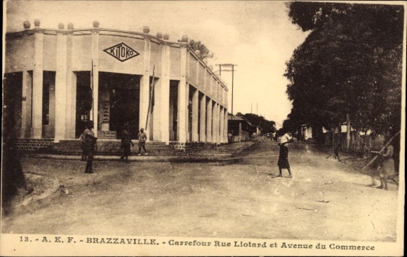 Postcard Brazzaville French Congo, Carrefour Rue Liotard, Avenue du Commerce, people on the St