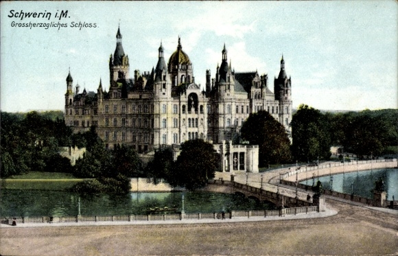 Schwerin in Mecklenburg, Schwerin iM, Grand Ducal Castle, colorful, bridge, park