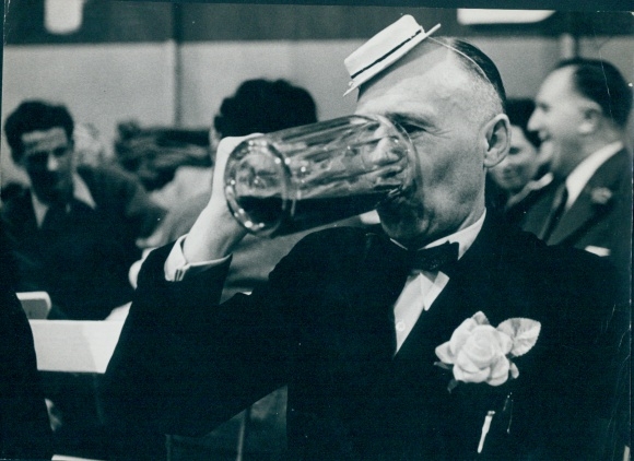 Photo Berlin West 1955, man with beer glass