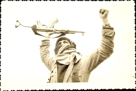 Photo Postcard Iran, Komalah, warrior with machine gun