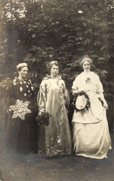 Photo Postcard Gliwice Gleiwitz Upper Silesia, ambulance, three women in the garden, portrait