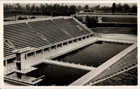 Postcard Berlin Charlottenburg Westend, Reichssportfeld, view from Deutsche Kampfbahn to swimming stadium